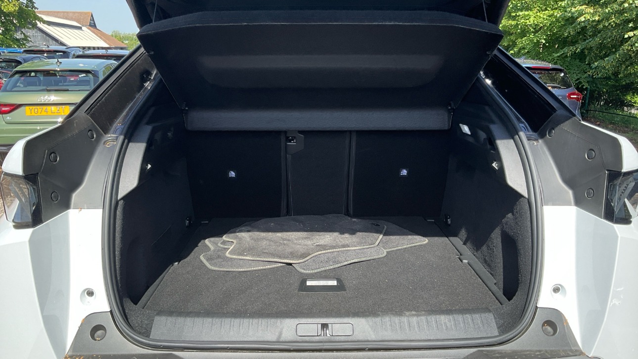 Peugeot 3008 Allure Hybrid gallery image 4 available through Kova Motors